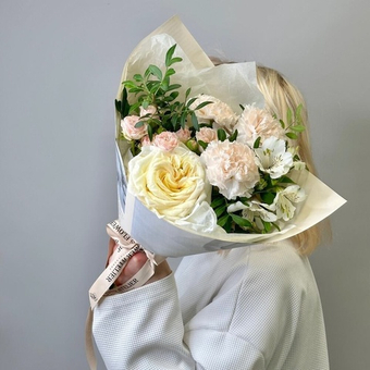 «little dream» стильный комплимент с пионовидными розами ,диантусами и альстромерией