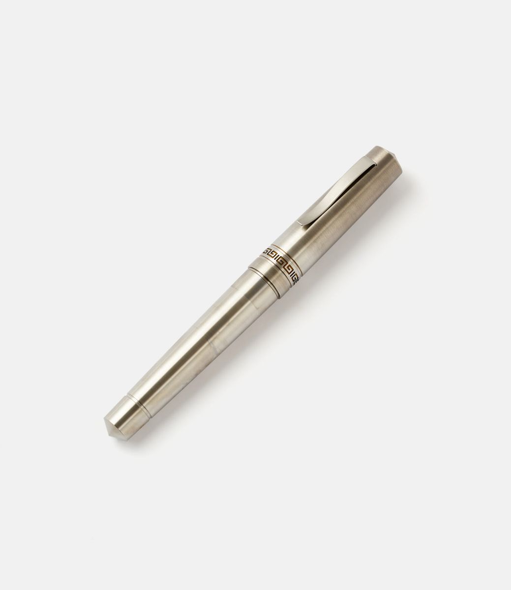 Ensso Italia Titanium Fountain Pen — перьевая ручка из титана со стальным пером