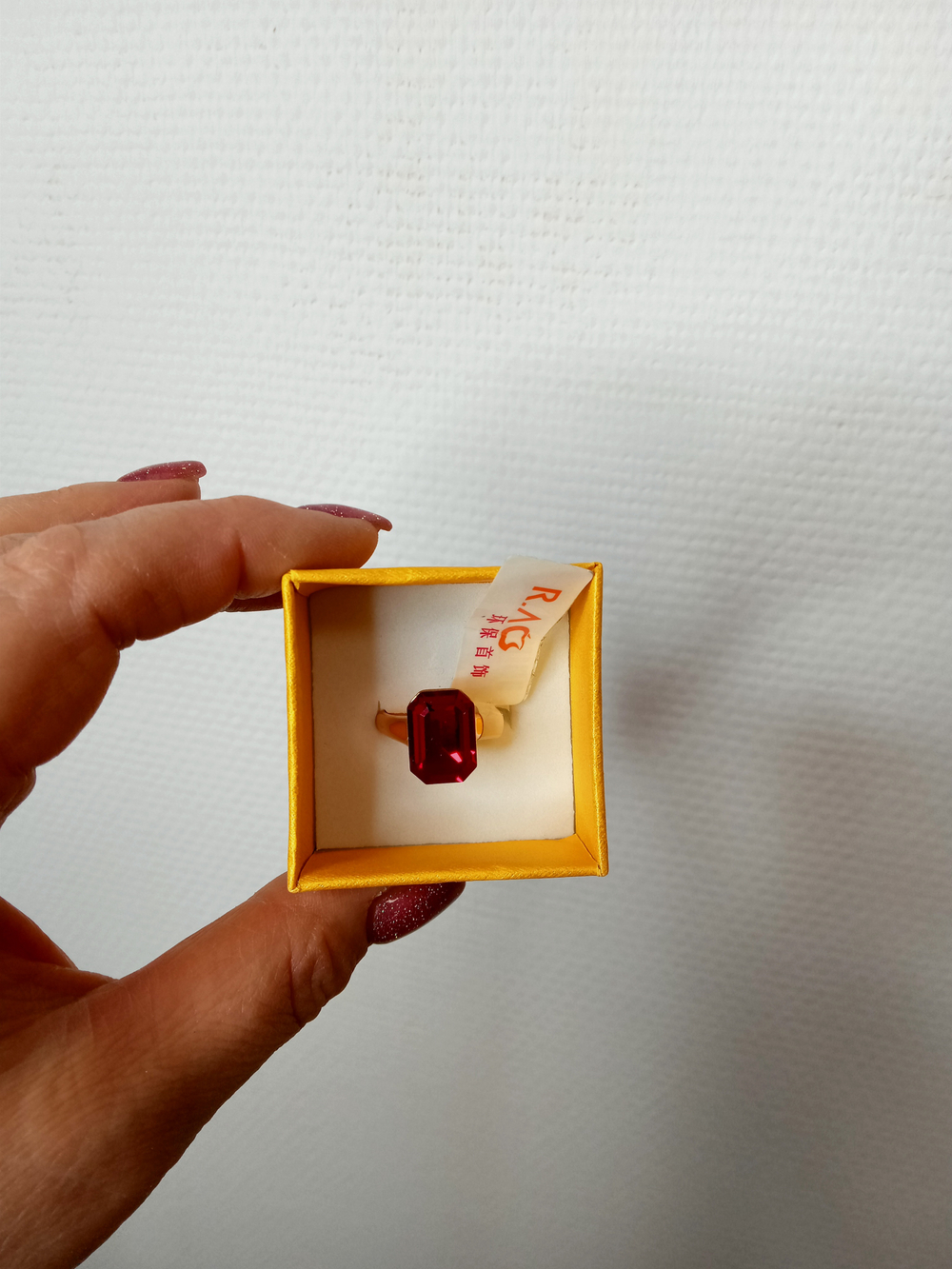 Кольцо позолоченное с рубином.Размер - 17