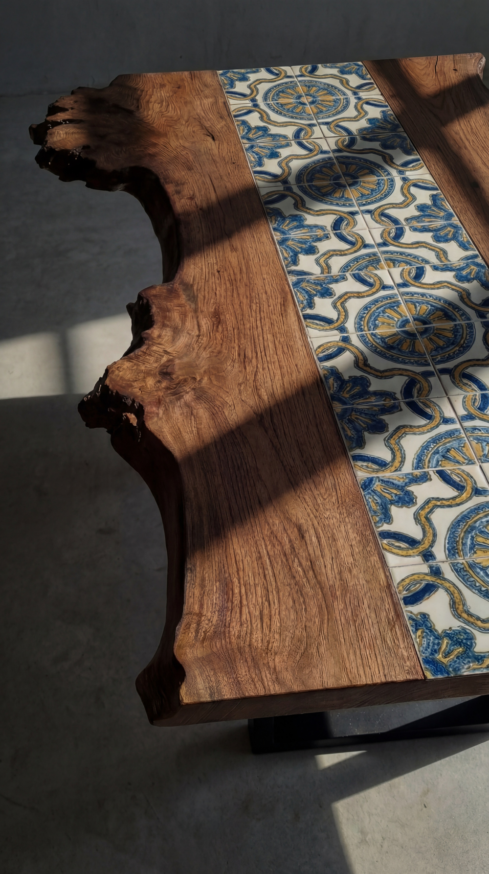 Стол из карагача с плиткой