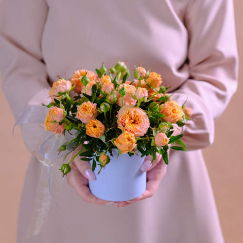 Купить Композиция с пионовидными розами в шляпной коробке #142