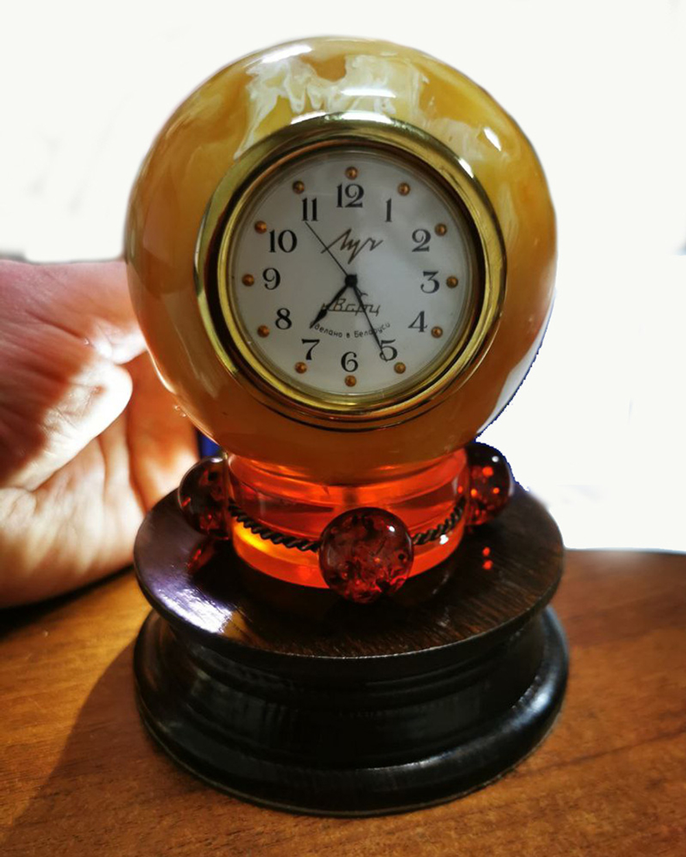 Часы "Шар" янтарь