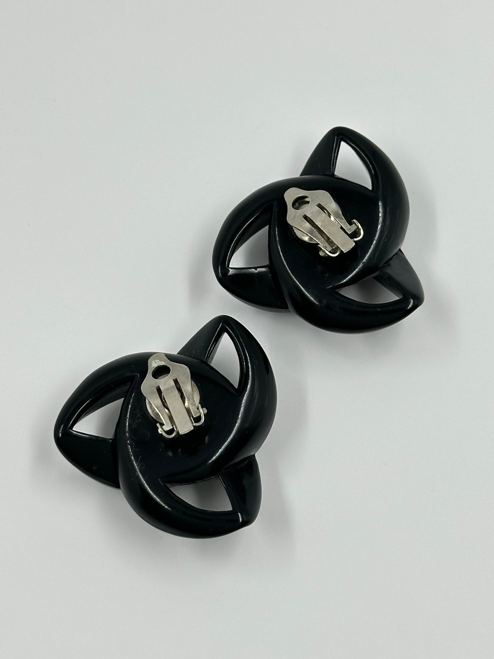 Крупные клипсы из черного пластика