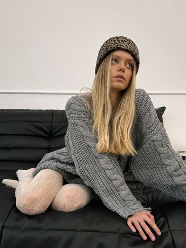 Серый хлопковый оверсайз свитер с косами