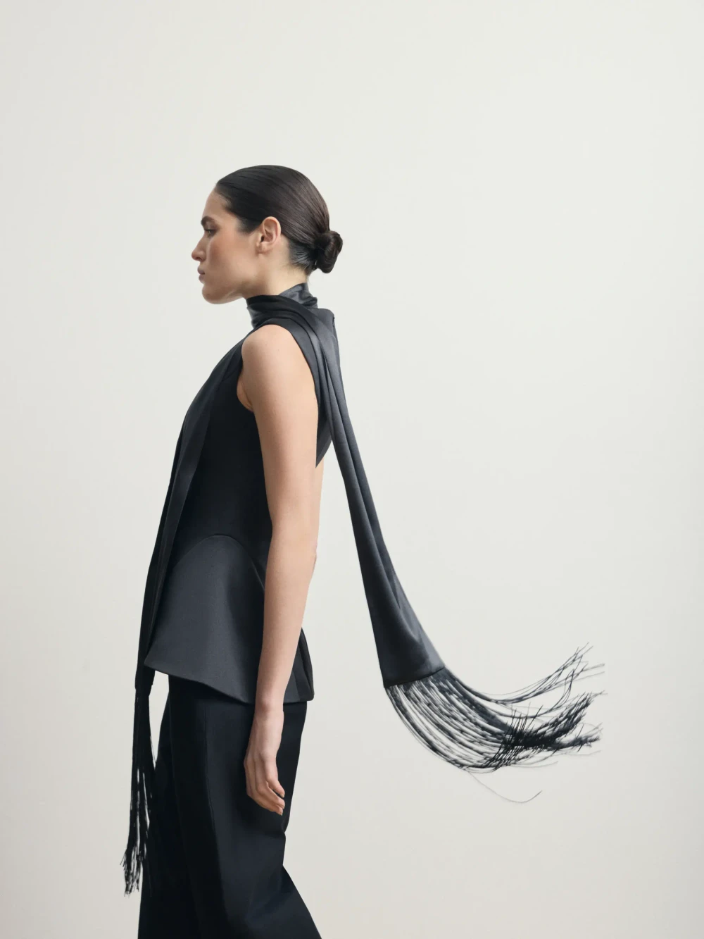 Атласный шарф с бахромой 