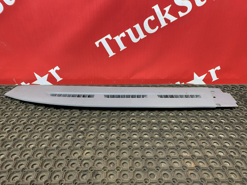 Накладка под лобовое стекло правая 2016г.