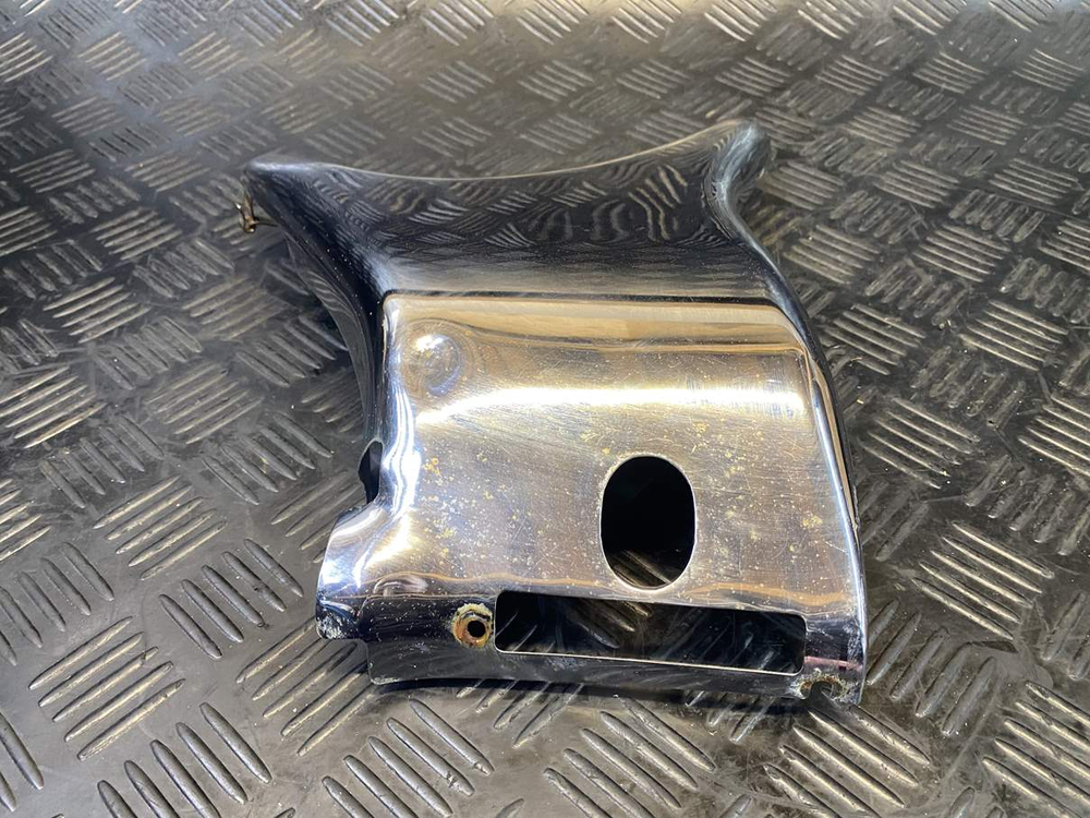 Крышка рамы правая Suzuki Intruder VS750 VR51A