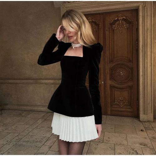 Бархатное платье с плиссированной юбкой