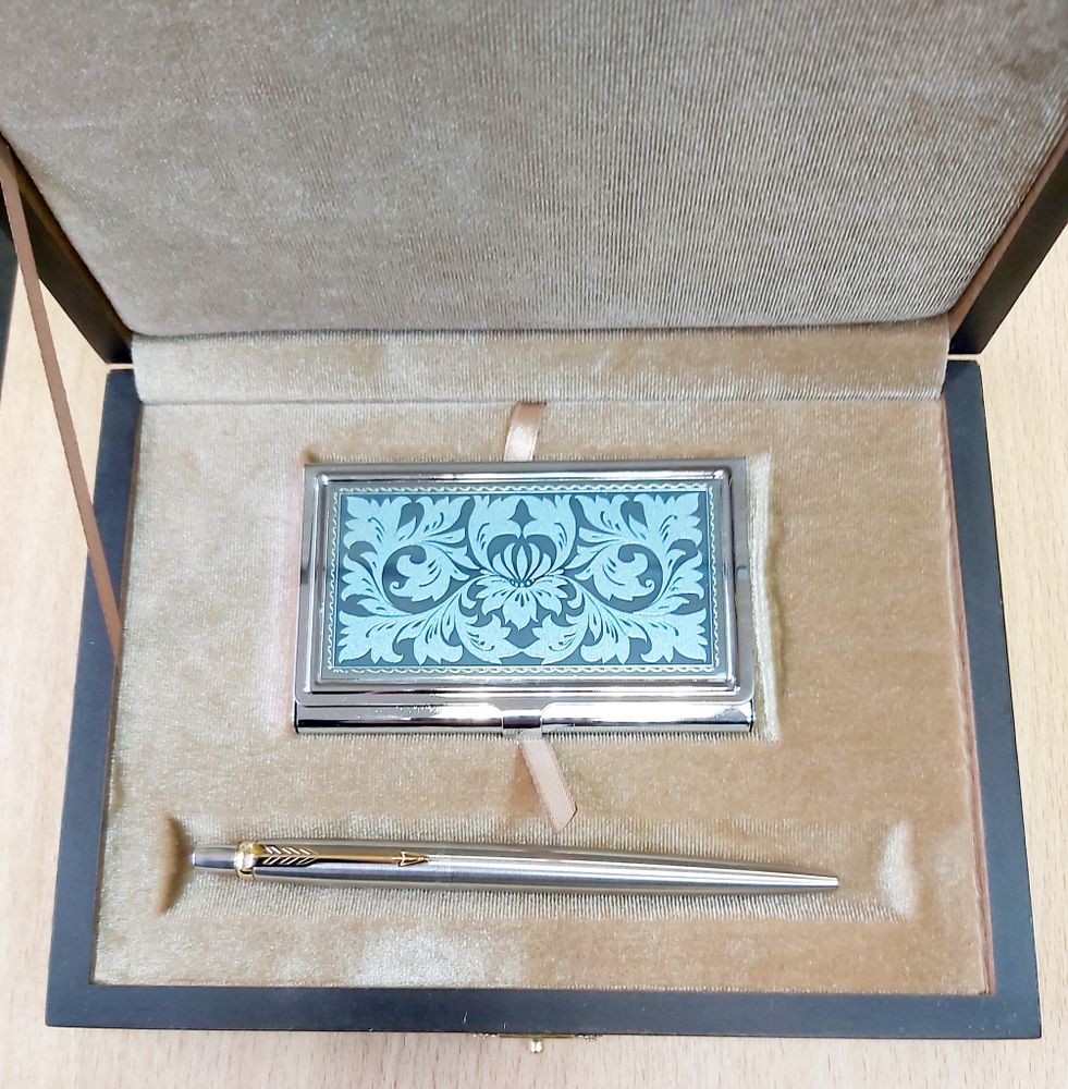 Набор "Орнамент" №7 визитница (цирконий), ручка Паркер мет. Набор "Орнамент" №7 визитница (цирконий), ручка Паркер мет.