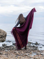 Шерстяной палантин с вышивкой