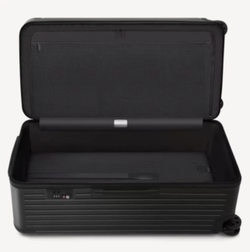 Черный матовый чемодан Rimova Essential Trunk Plus