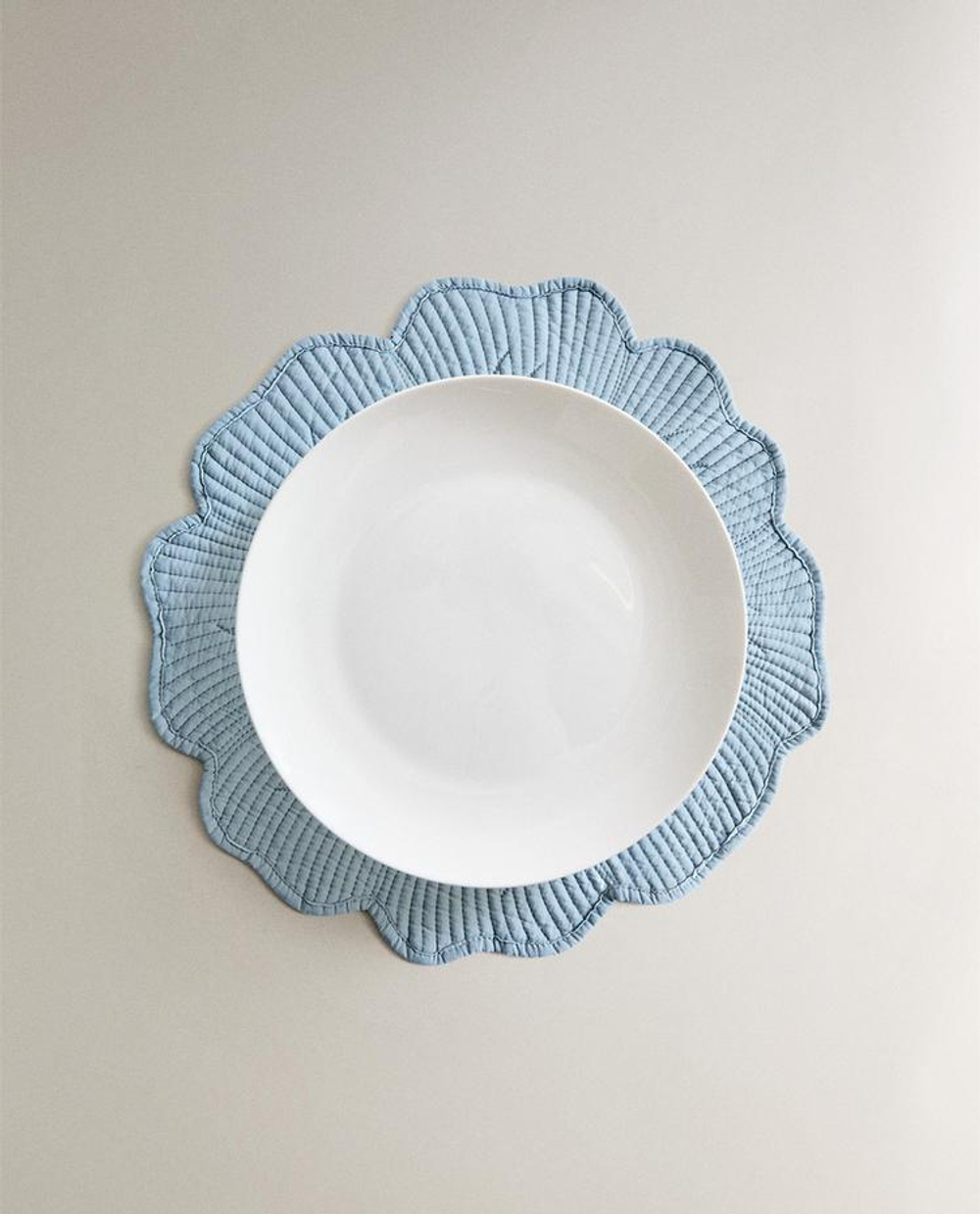 ZARA HOME СТЕГАНАЯ ПОДСТАВКА ПОД ПРИБОРЫ В ФОРМЕ ЦВЕТКА, СИНИЙ