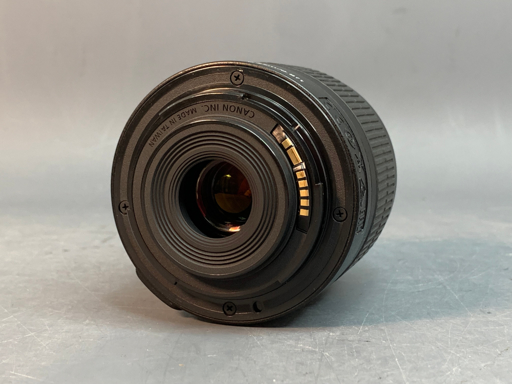 Canon 2000D Kit 18-55mm 3.5-5.6 III 8.000 кадров