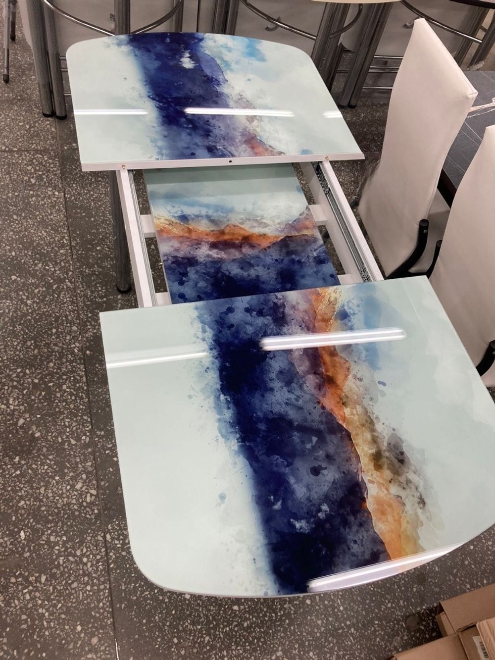 Стол разд Стеклянный подстолье прямое хром Царг.пояс белый Ст-ца абстракция (белый)