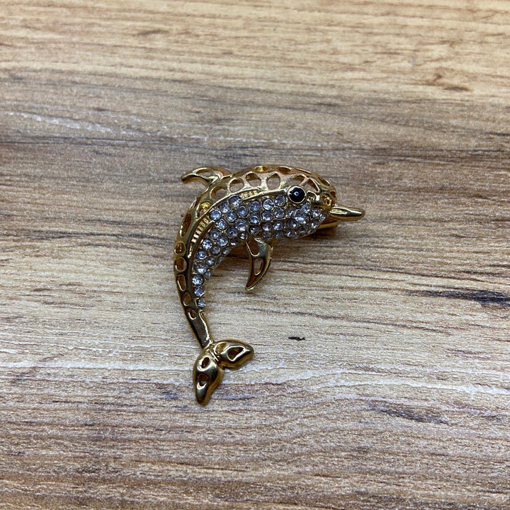 Брошь Дельфин резной глаза черные стразы металл золотистый