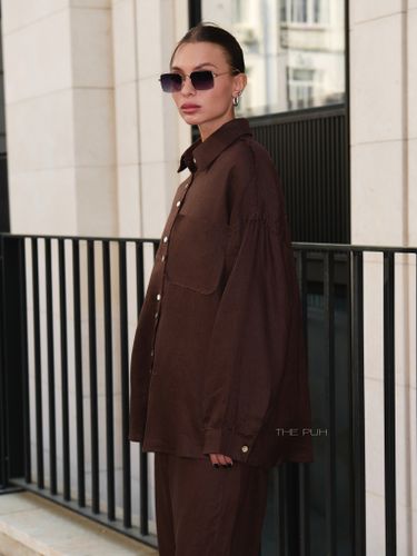 Шоколадный льняной брючный костюм с необработанными краями