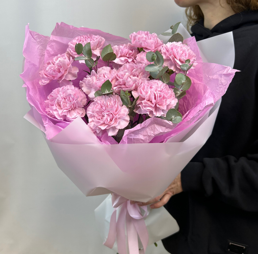 Букет из диантусов и эвкалипта