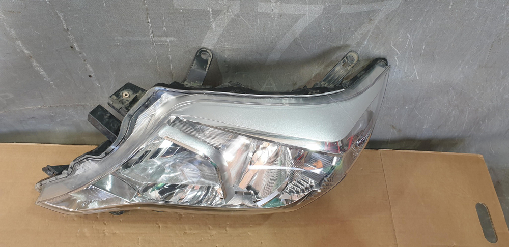 Фара левая галоген Toyota Land Cruiser Prado 150 13-17 Б/У Оригинал 8117060J00