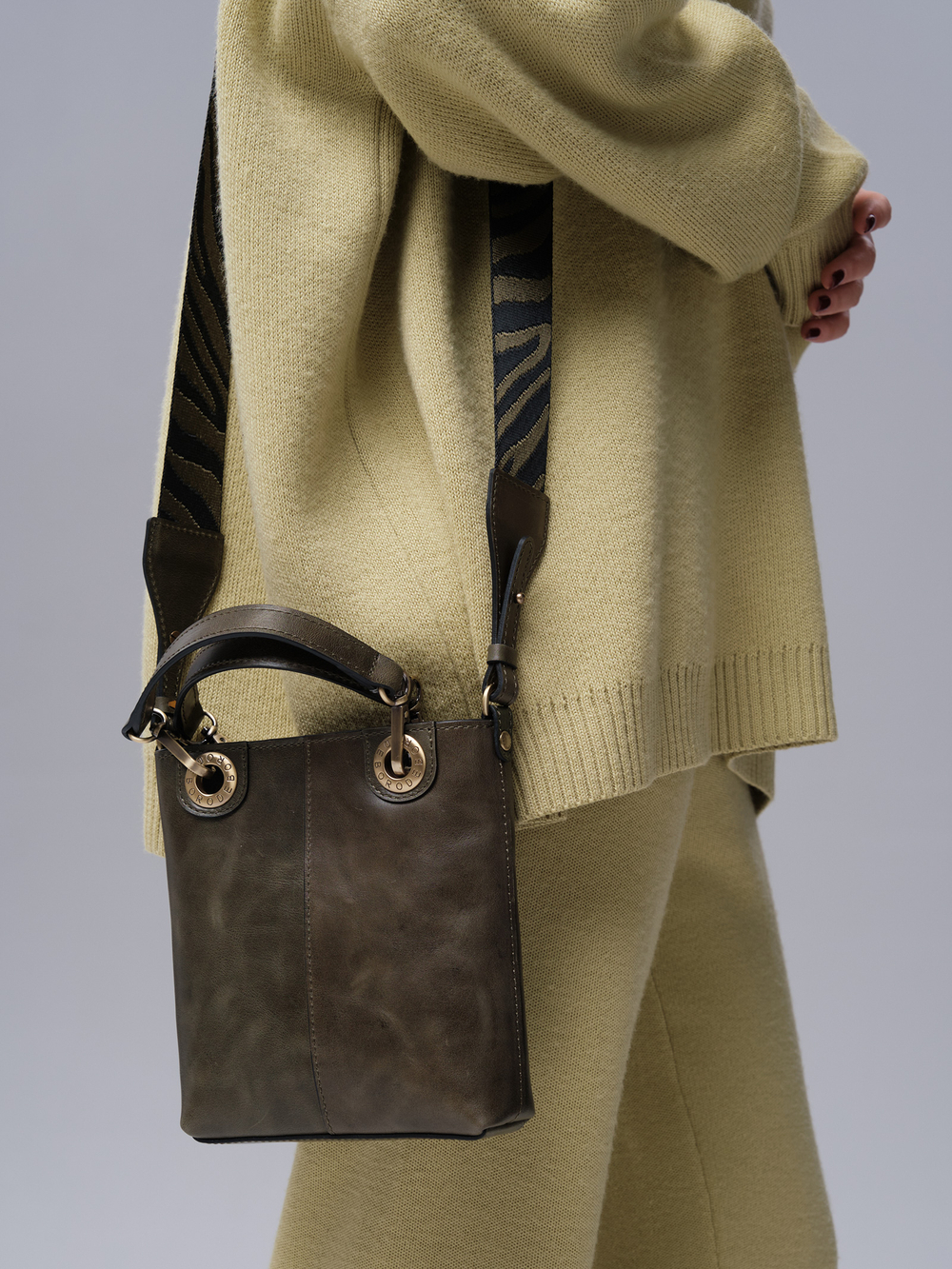 Сумка кожаная кросс-боди Deboro 30347 зеленая хвоя