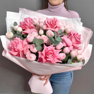 Букет с французскими розами и кустовыми пионовидными розами