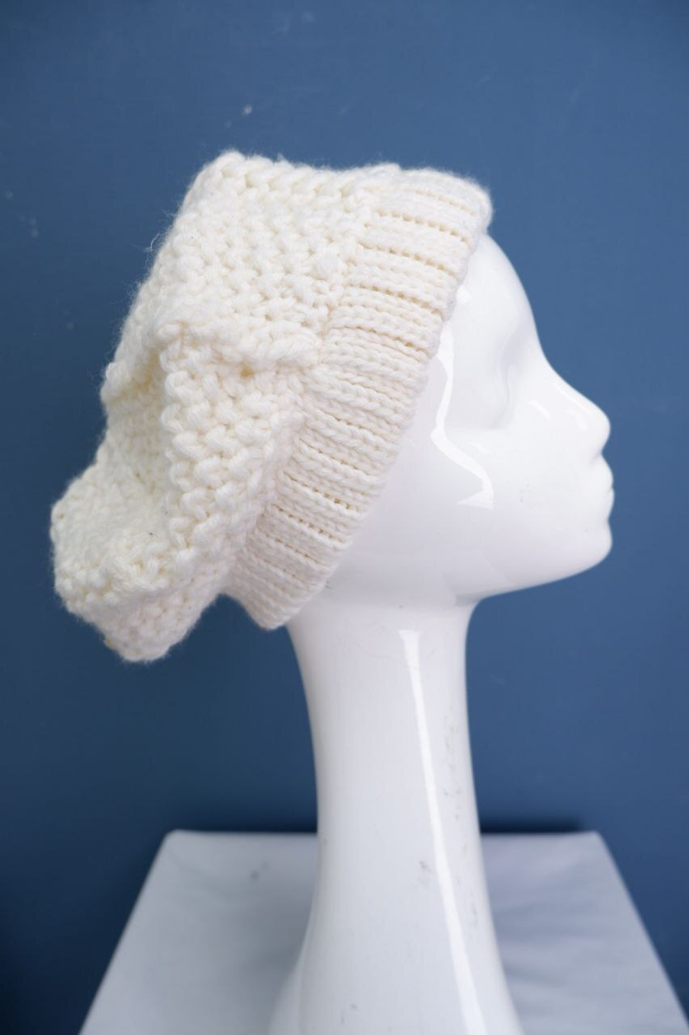 Берет молочный вязаный