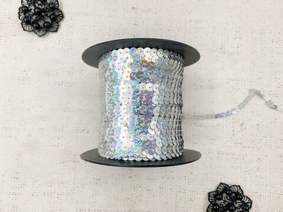 Тесьма пайетки на нитке с голограммой, ш. 0,6 см, серебро