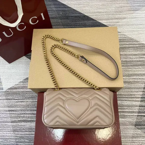 Стеганая мини-сумка Gucci GG Marmont бежевый