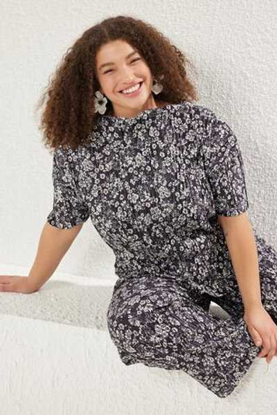 Вязаная плиссированная блузка больших размеров с черным цветочным узором TBBSS25AF00084