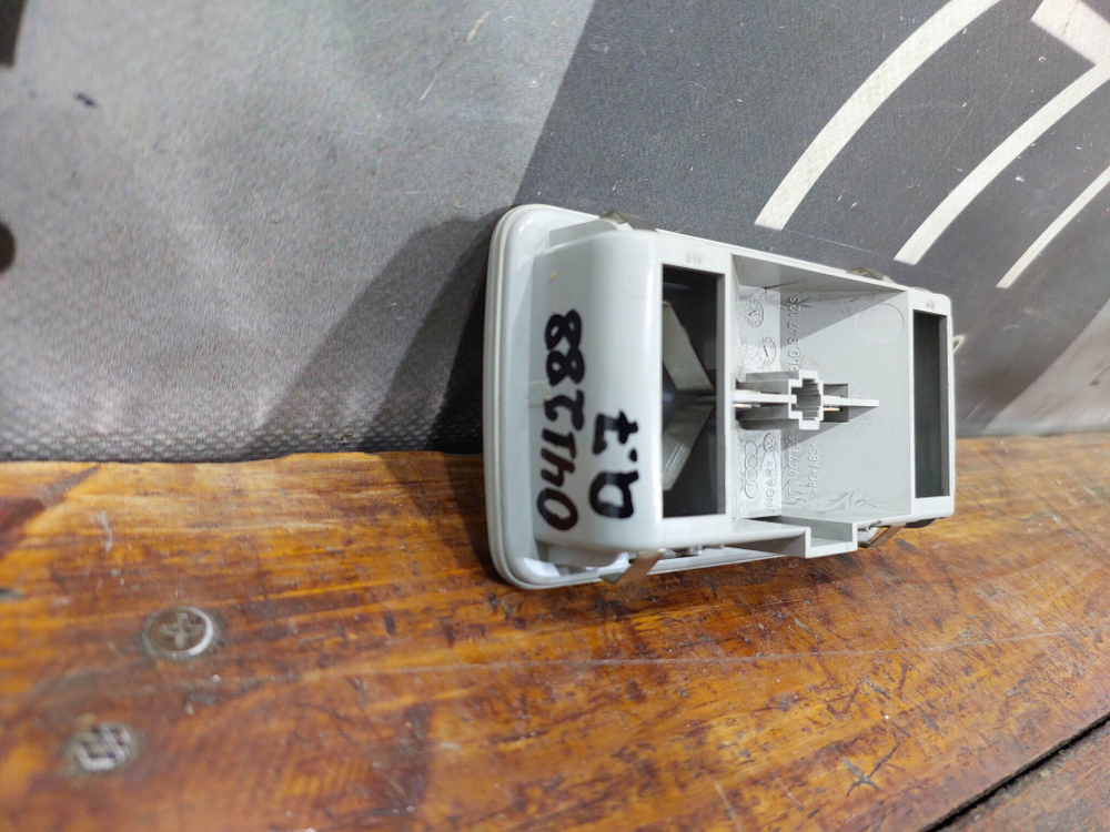 Плафон салонный багажника Audi Q7 (4L) 06-15 Б/У Оригинал 4L0947123