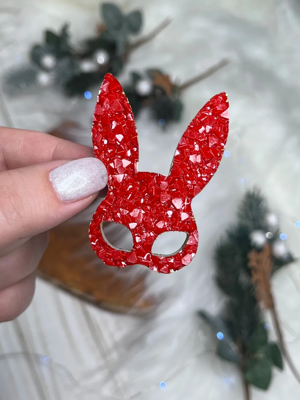 Брошь зайчик из эпоксидной смолы