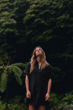 ZARA КОМБИНЕЗОН ИЗ СТРУЯЩЕЙСЯ ТКАНИ С КАРМАНАМИ, ЧЕРНЫЙ