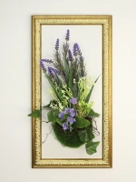Искусственные цветы в багетной раме для декора