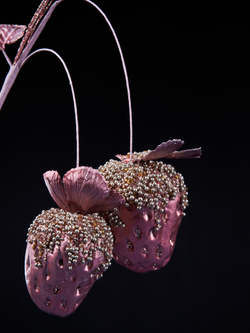 Веточка с клубникой 15х58см ChristmasDeLuxe лиловая