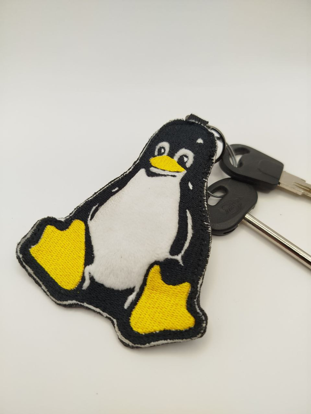 Брелок-подвеска TUX плюшевый с набивным животом
