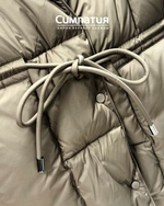 Стильный удлиненный пуховик в изысканном кофейном цвете с графитовым воротником стойка