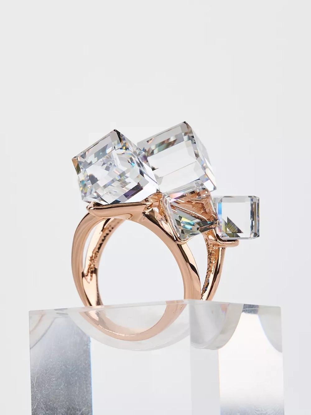 Кольцо коктейльное Мираж с сиреневыми кубиками Swarovski