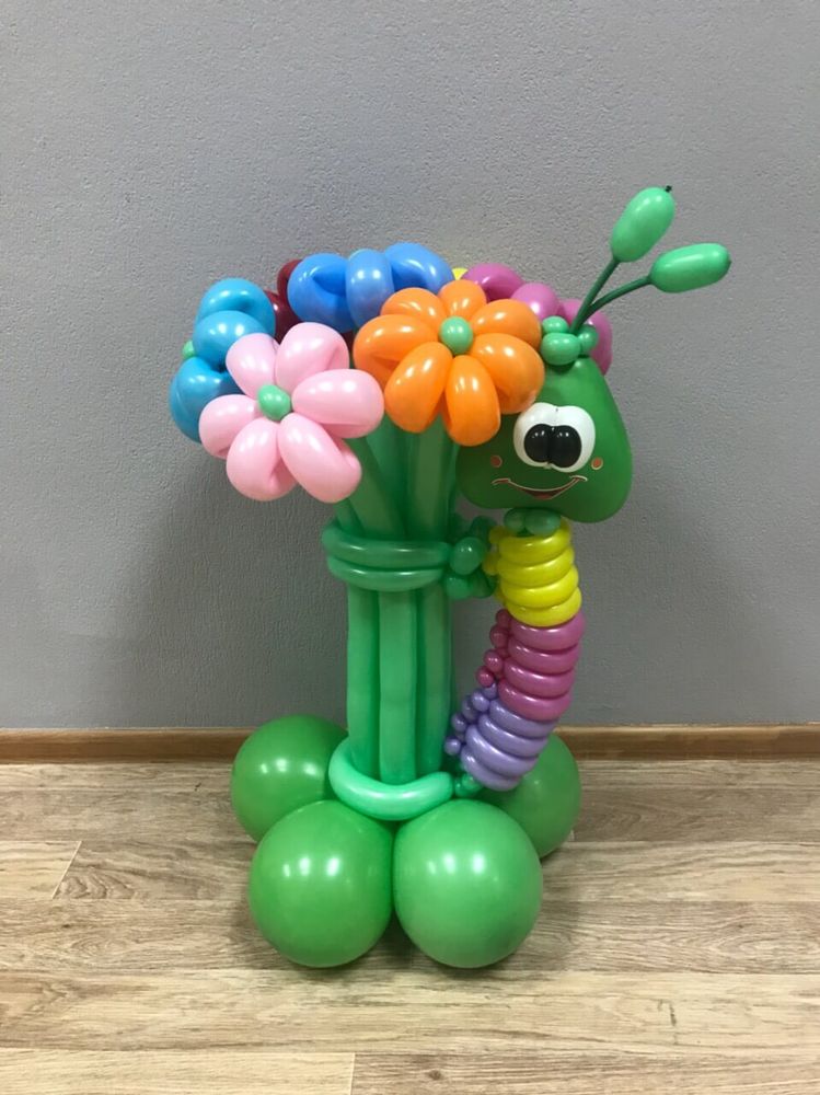 Букет и гусеница из шаров