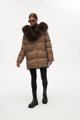 Коричневый удлиненный пуховик с v-образным меховым воротником