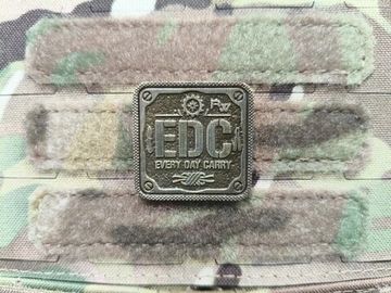 Патч на одежду "EDC" золото, металл.