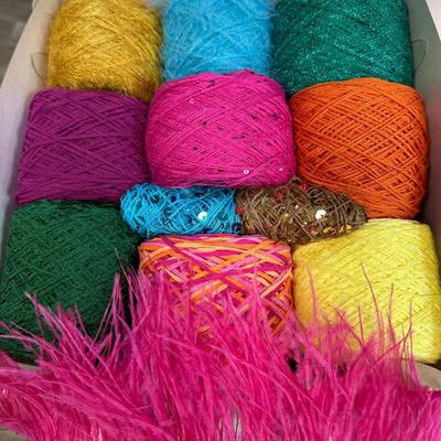 Набор итальянской фантазийной пряжи для топа, футболки, джемпера "АЛИСА В СТРАНЕ ЧУДЕС"; Состав: оригинальная пряжа с пайетками, хлопок, вискоза, велюр, микрофибра, деликатный люрекс, ПЕРЬЯ, меринос; Общий вес: 580 гр