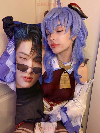 Мини дакимакура Сон Минги из Эйтиз арт. M1062, 60х20 см