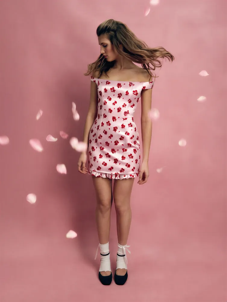 Cleo mini, платье мини из светло-розового атласа с цветочным принтом