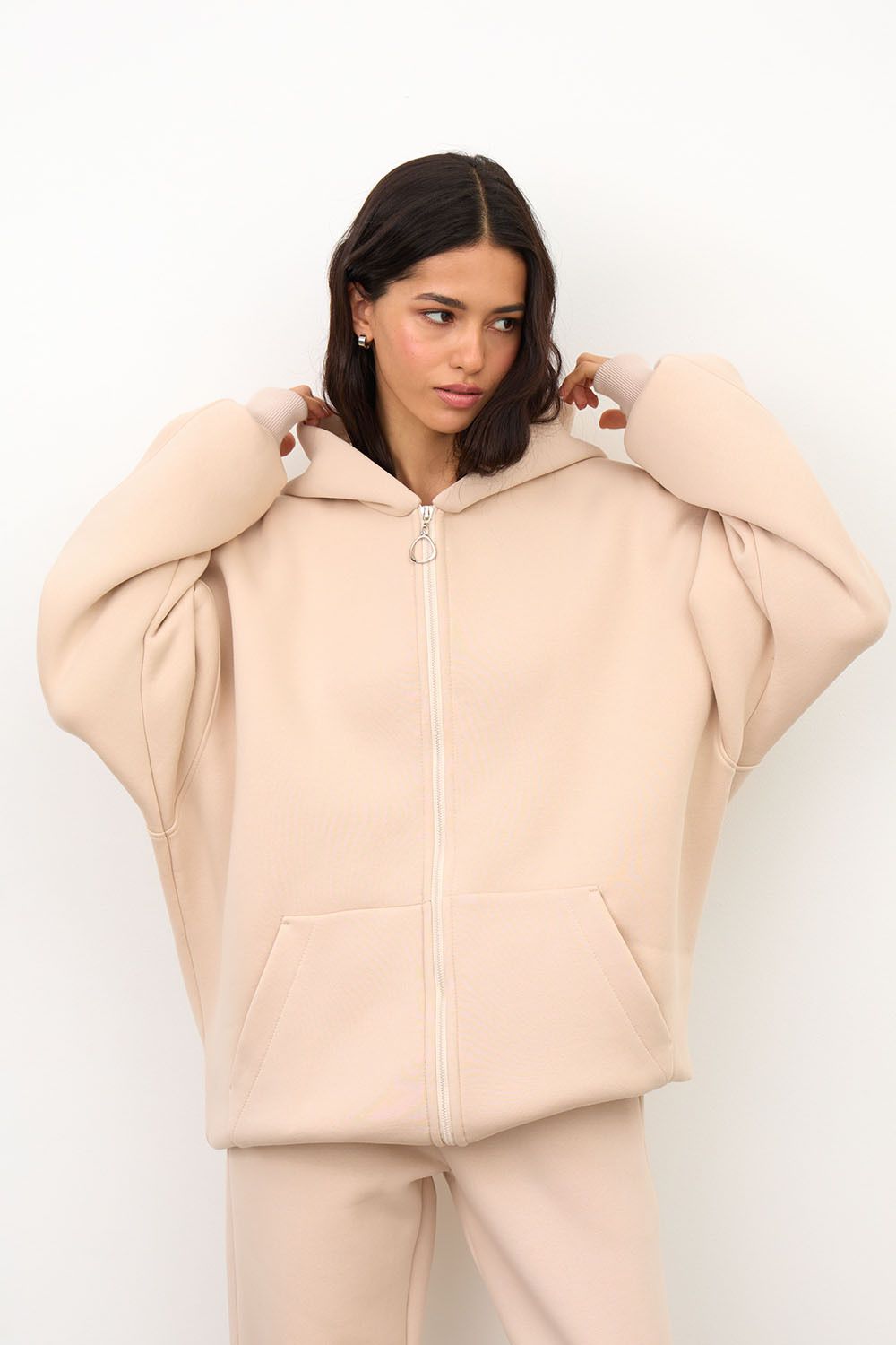 Утепленное худи на молнии из премиум футера цвета беж
