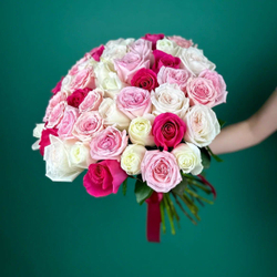 Букет из 45 эквадорских роз, микс пионовидных и классических роз купить онлайн мск