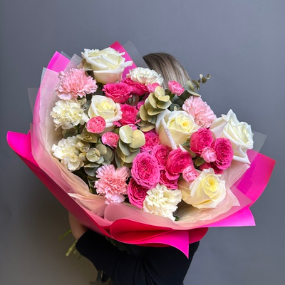 Букет 'Барби мини " розы кустовые ,диантус,эвкалипт