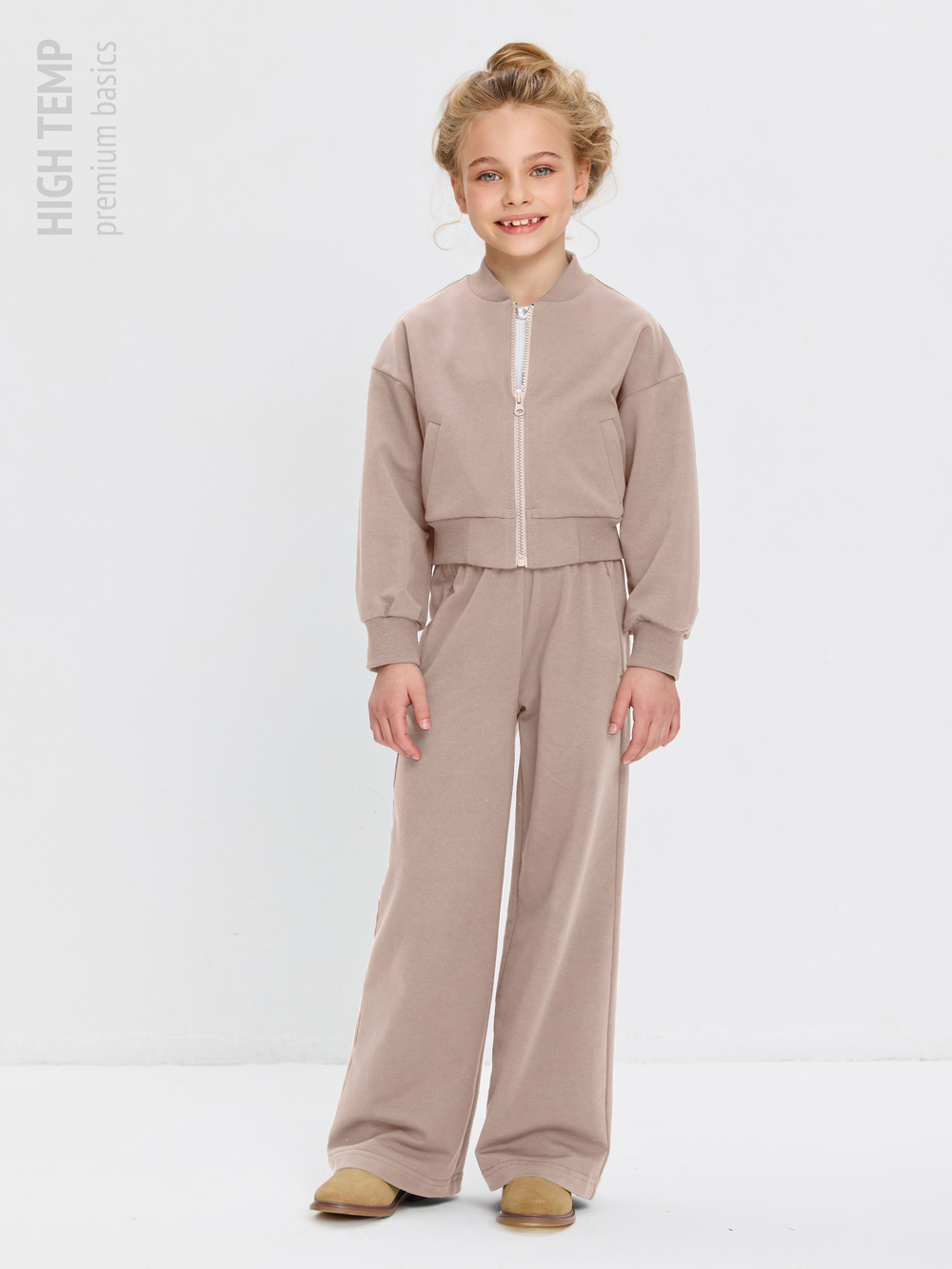 Укороченный бомбер из футера на молнии