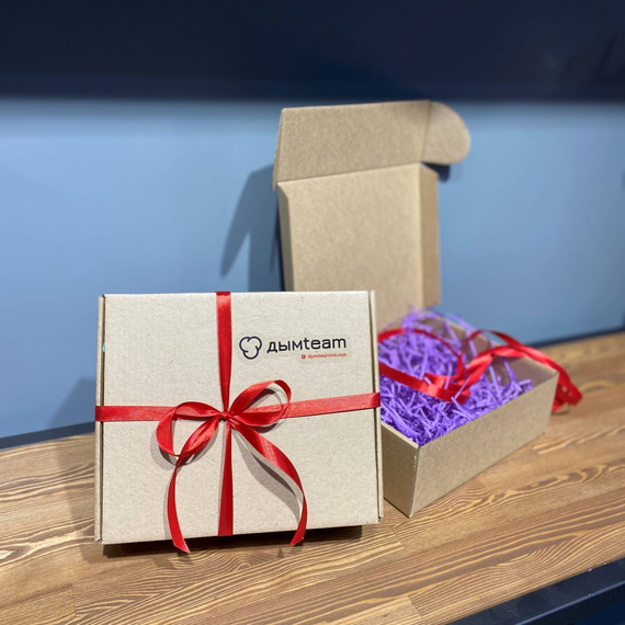 Подарочная крафтовая коробочка с наполнением и бантиком. Средняя