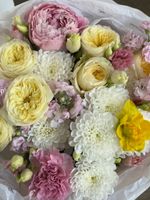 Букет сборный из кустовых пионовидных роз, хризантемы, маттиолы и пионов