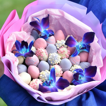 New! Космический букет клубники в шоколаде и орхидей «Космос»