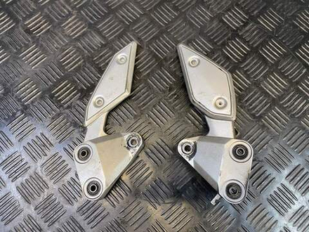 Кронштейны водительских подножек Yamaha FZ1 Fazer RN17